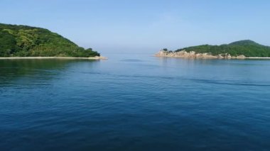Deniz, okyanus güzel küçük ada görünümünü uçan hava uçağı geri çekilme