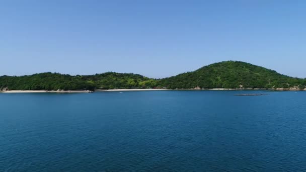 空中无人驾驶飞机飞越海面 鸟瞰美丽的海洋小岛 — 图库视频影像