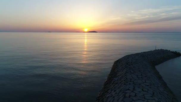 鸟瞰从撤退飞行无人驾驶飞机 石头防波堤在傍晚海 — 图库视频影像