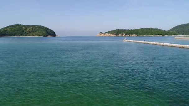 事前飛行ドローン 海の石の防波堤から空撮 — ストック動画