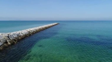 önceden uçan uçak, dalgakıran deniz taş üzerinden havadan görünümü 