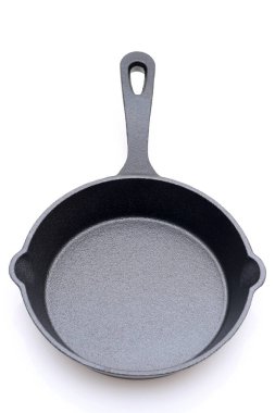 Beyaz zemin üzerinde boş küçük demir kızartma tavası 