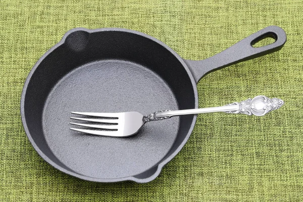 Sartén Hierro Pequeña Vacía Con Tenedor Mesa — Foto de Stock