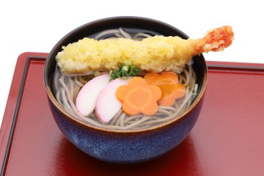 Japon tenpura soba eriştesi tepside çubuklarla dolu bir kasede, yeni yıl arifesinde yenir.