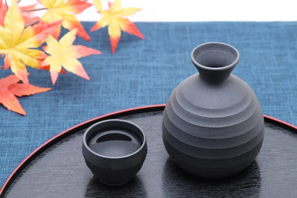 盆の上の日本の伝統的な盃と瓶 — ストック写真