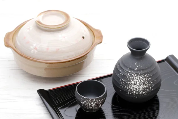 Japanische Traditionelle Sake Tasse Und Flasche Auf Weißem Hintergrund — Stockfoto