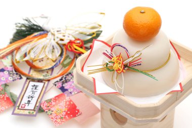 Japon yeni yıl dekorasyonu Kagamimochi, bu fotoğrafın Japonca 'sı 