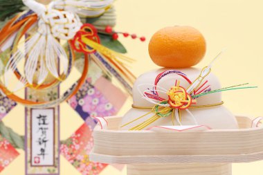 Japon yeni yıl dekorasyonu Kagamimochi, bu fotoğrafın Japonca 'sı 