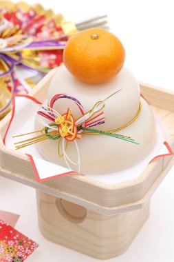 Geleneksel Japon yeni yıl dekorasyonu Kagamimochi pirinçten yapılmıştır.