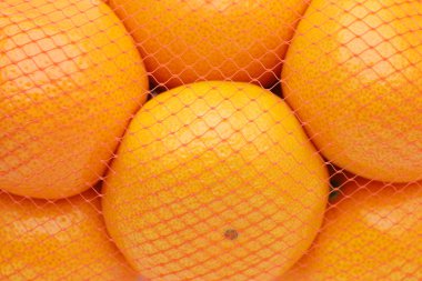 Japon narenciyesi mikan meyvesi plastik ağ torbasında  