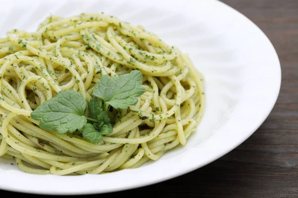 Espaguetis Pasta Con Hojas Albahaca Fresca Crema Queso Mesa —  Fotos de Stock