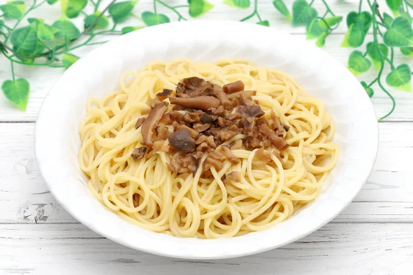 Espaguetis Pasta Con Champiñón Shimeji Fresco Crema Queso Mesa Blanca —  Fotos de Stock