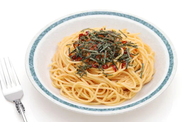新鮮な辛子明太子とパスタスパゲティ 海苔とテーブルの上のチーズ — ストック写真