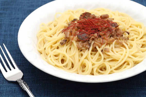 Espaguetis Pasta Con Champiñón Shimeji Fresco Crema Queso Mesa —  Fotos de Stock