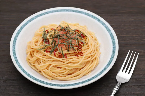 新鮮な辛子明太子とパスタスパゲティ 海苔とテーブルの上のチーズ — ストック写真