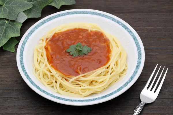 Espaguetis Pasta Con Salsa Tomate Albahaca Sobre Mesa Marrón Oscuro — Foto de Stock