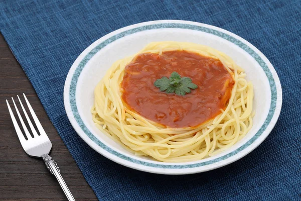 Espaguetis Pasta Con Salsa Tomate Albahaca Sobre Mesa Blanca —  Fotos de Stock