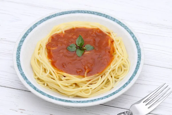 Спагетти Томатным Соусом Базиликом Белом Фоне — стоковое фото