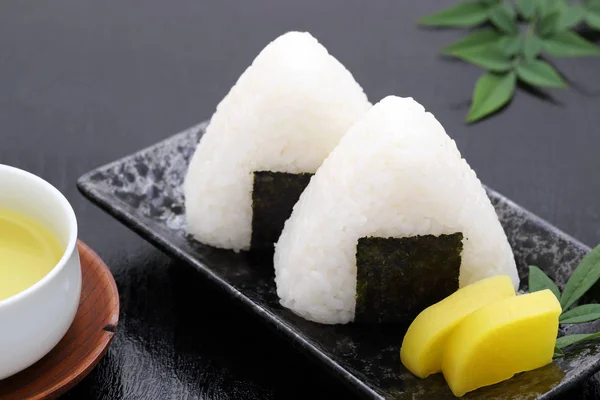 Onigiri Comida Japonesa Bola Arroz Japonesa Triângulo Arroz Com Algas — Fotografia de Stock