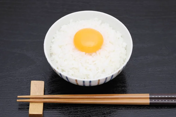 Японская Вареный Рис Сырым Яйцом Тамаго Каке Гохан — стоковое фото