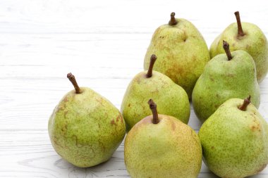 Beyaz bir arka planda yeşil armut. Stüdyo çekiminde 