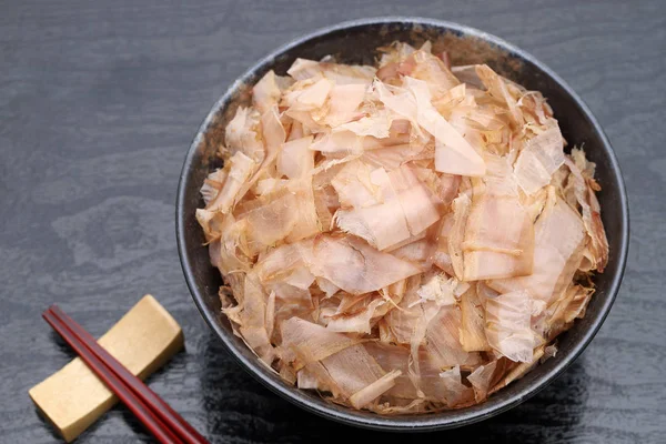 Japanisches Essen Katuobushi Auf Gekochtem Reis Auf Schwarzem Hintergrund — Stockfoto
