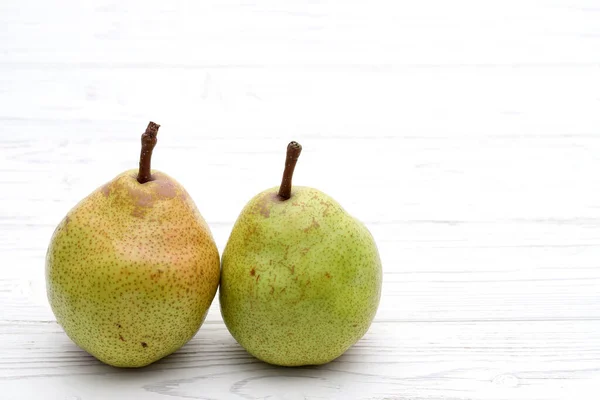 Green Ripe Pear White Table Background Studio Shot — 스톡 사진