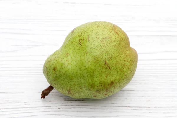 Green Ripe Pear White Table Background Studio Shot — 스톡 사진