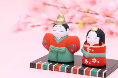 Geleneksel Japon bebekleri Hinamaturi festivalinde kızlar için kullanılıyor.