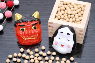 Geleneksel Japon Setsubun etkinliği, onili iblis ve otafuku maskeleri geleneksel bir etkinlikte kullanılır.