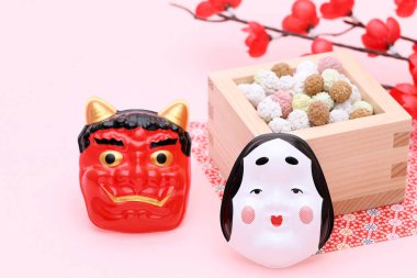 Geleneksel Japon Setsubun etkinliği, onili iblis ve otafuku maskeleri geleneksel bir etkinlikte kullanılır. 