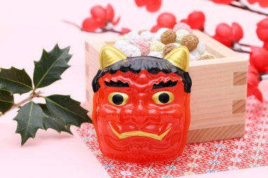Japon geleneksel Setsubun etkinliği, onili iblisin soya fasulyesi ve maskeleri.