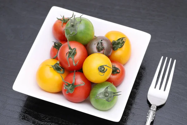 Tomate Colorée Sur Une Assiette Sur Fond Noir — Photo