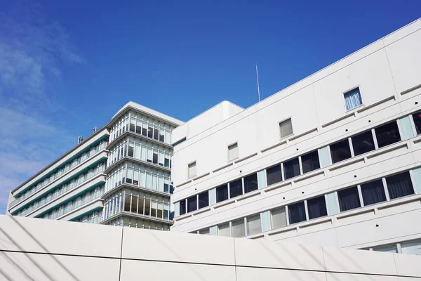 Nowoczesny Biały Budynek Szpitala Niebem Japonii — Zdjęcie stockowe