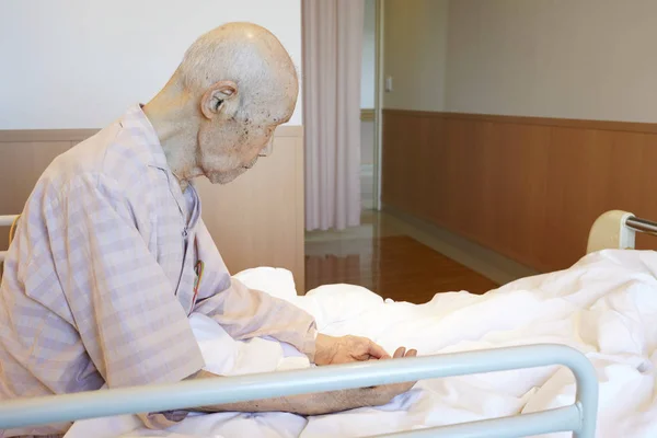 Ασθενής Ηλικιωμένος Που Κάθεται Στο Κρεβάτι Στο Νοσοκομείο — Φωτογραφία Αρχείου
