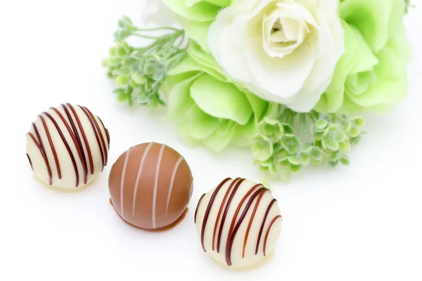 Sweet Chocolate Balls White Rose Flower Valentines Day — Stockfoto