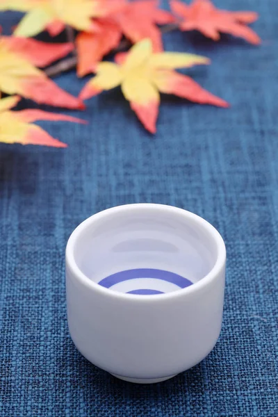 Saké Japonais Dans Une Tasse Ochoko Céramique Avec Des Feuilles — Photo