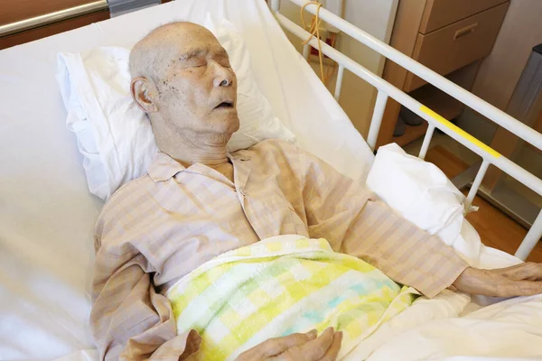 Γιαπωνέζος Ηλικιωμένος Που Κοιμάται Στο Νοσοκομείο — Φωτογραφία Αρχείου
