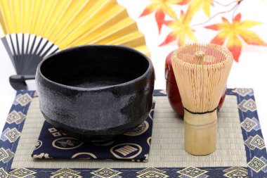 Japon kibrit yeşil çay seremonisinde çay çırpıcılı çay kasesi beyaz hackgrond 'da kullanılır. 