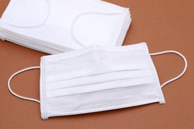 Renk arkaplanındaki beyaz koruma maskesi 