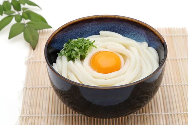 Macarrão Udon Japonês Com Ovo Cru Uma Tigela Cerâmica — Fotografia de Stock