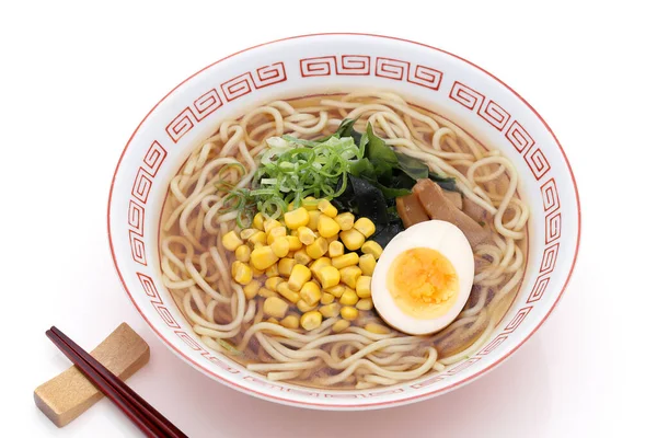 Japanse Sojasaus Ramen Noedels Een Kom Witte Achtergrond — Stockfoto