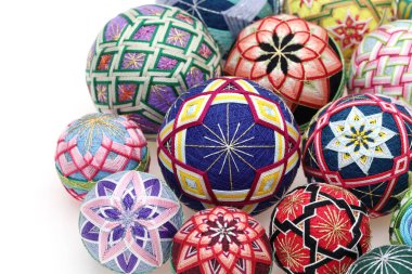 Japon geleneksel renkli temari topu beyaz arka arkaya 