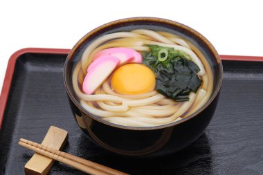 Japon Kamaage udon erişteleri seramik kasede tepside çubuklarla