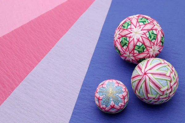 日本の伝統的なカラフルな手まりボールの色の紙の背景 — ストック写真