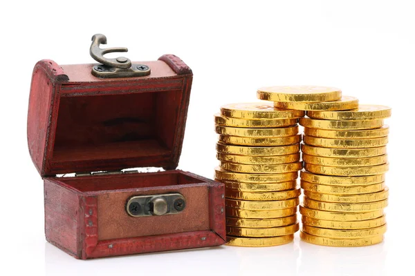 Caixa Tesouro Aberta Com Moedas Coloridas Ouro Fundo Branco — Fotografia de Stock