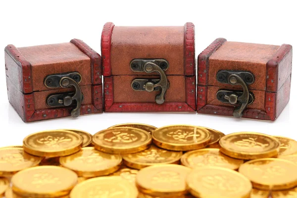 Ditutup Harta Karun Dada Dengan Koin Berwarna Emas Latar Belakang — Stok Foto