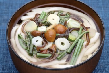 Japon sansai udon eriştesi seramik kasede yemek çubuklarıyla. 