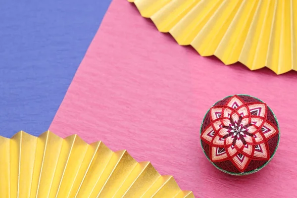 Japanska Traditionella Färgglada Temari Boll Med Gyllene Vikbar Fläkt — Stockfoto