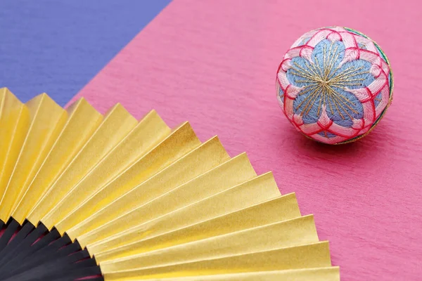 金色の扇子を持つ日本の伝統的なカラフルな手まりボール — ストック写真